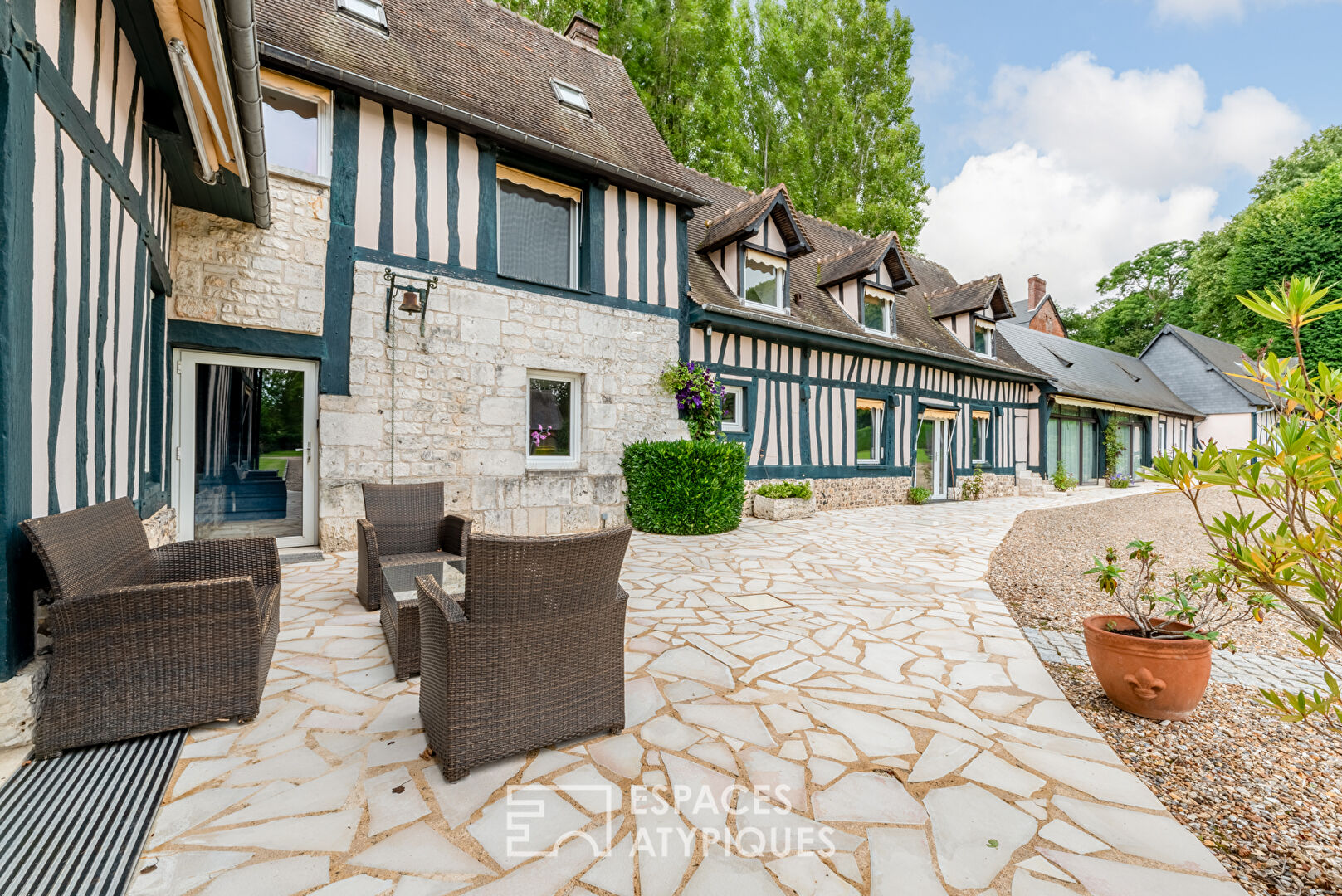 Longère avec maison d’amis dans un cadre historique