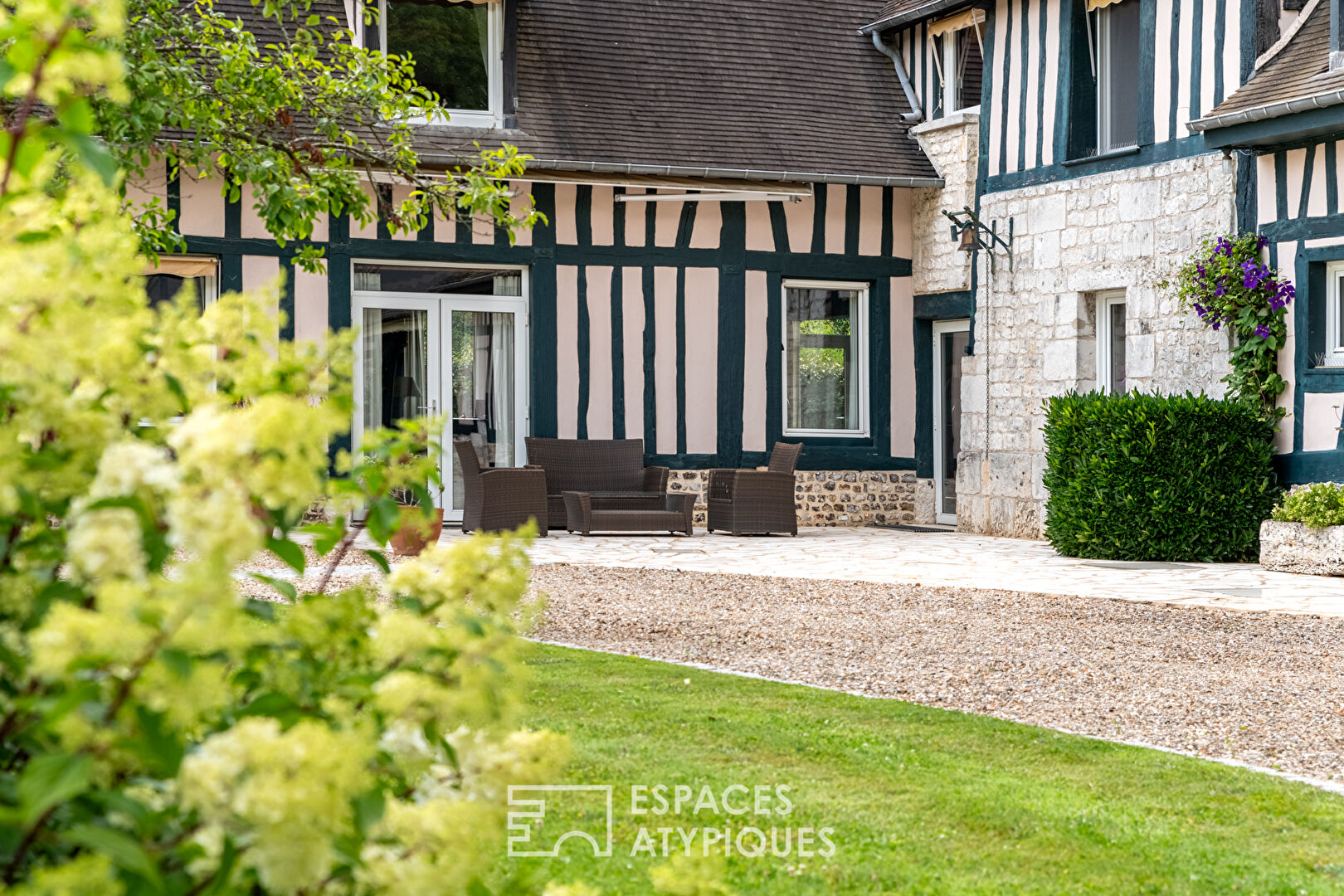 Longère avec maison d’amis dans un cadre historique