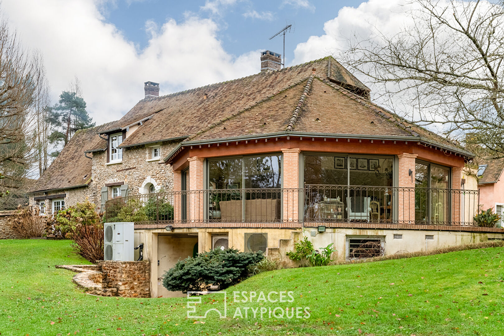 Ancienne ferme du 19ème réhabilitée avec dépendances et poolhouse