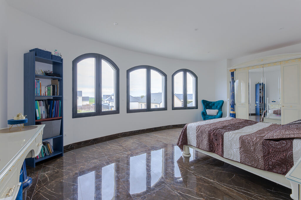 Contemporary Dubai-inspired villa