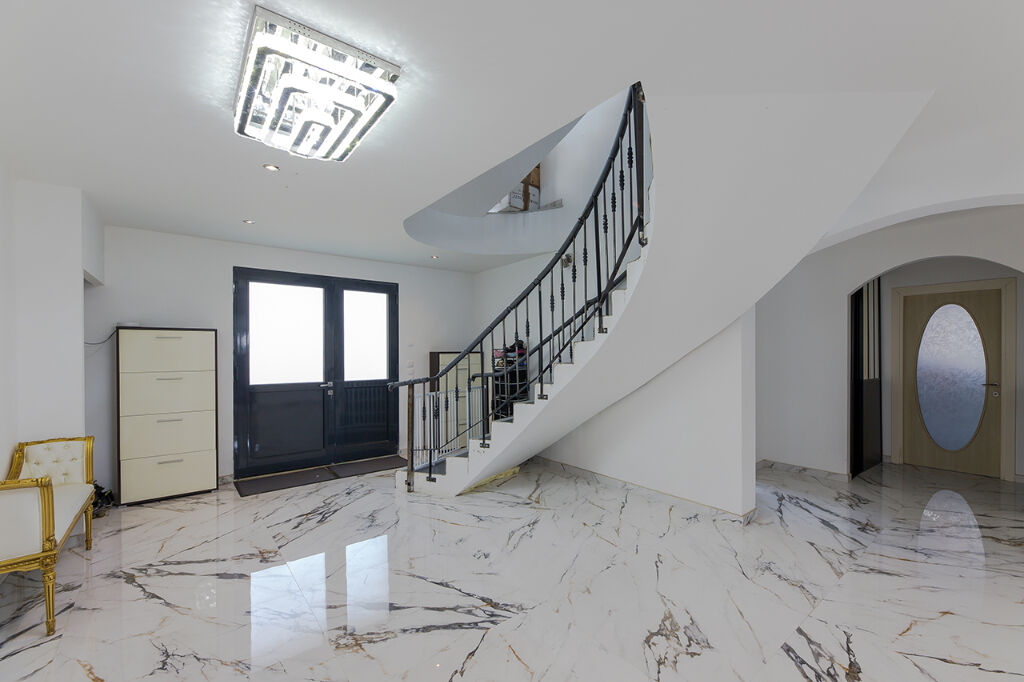 Contemporary Dubai-inspired villa