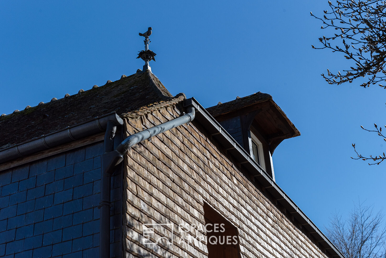 Former presbytery in the center of a bucolic village