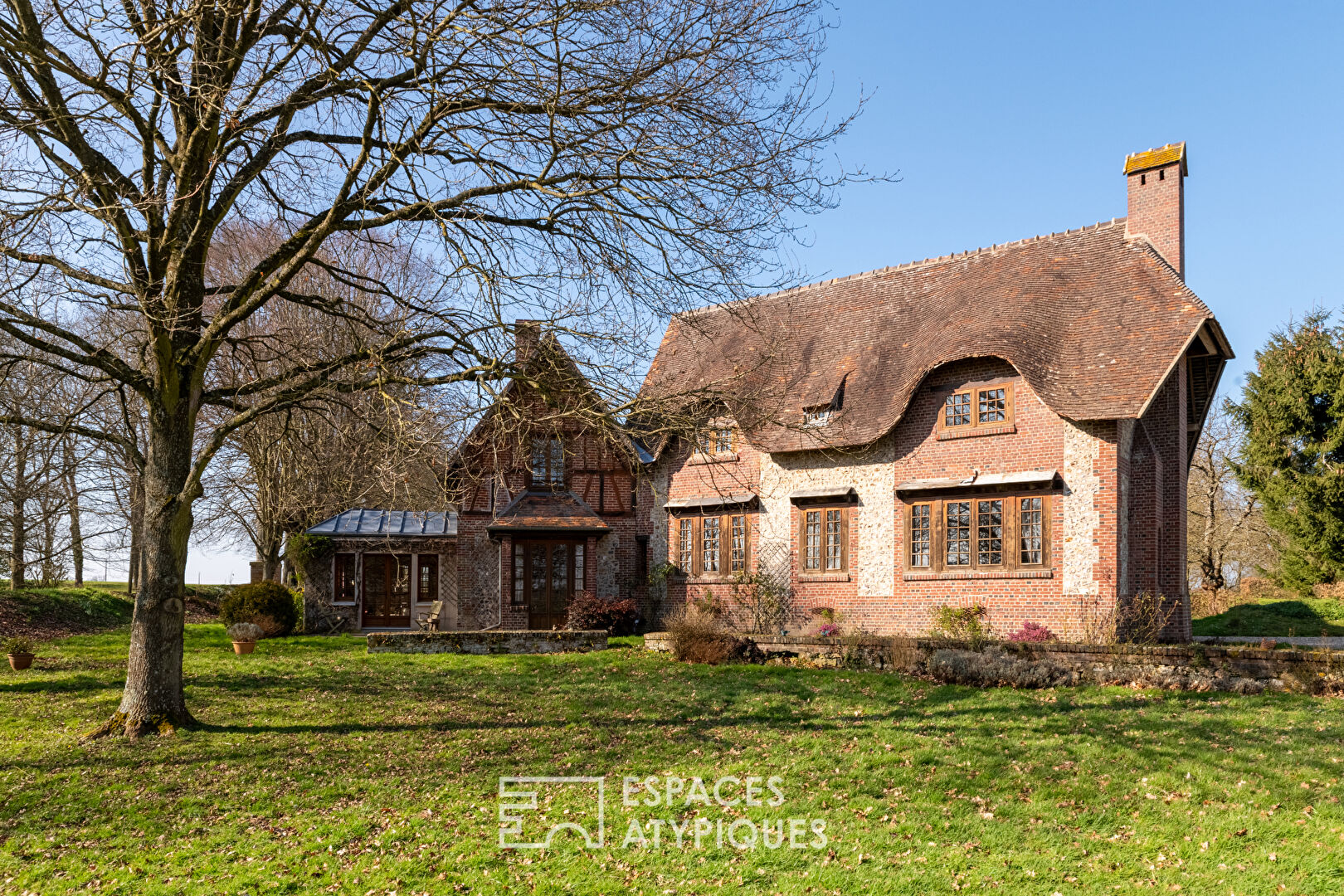 Anglo-Norman manor house with guest house in castle grounds