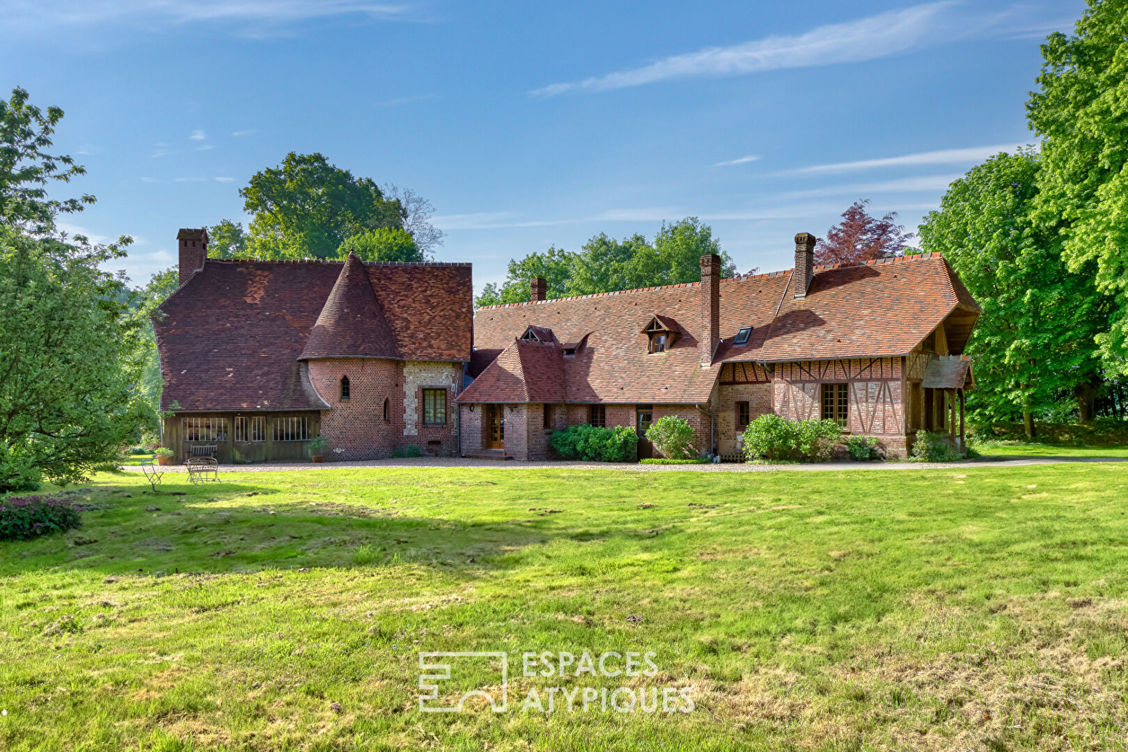 Manoir anglo-normand avec maison d’amis dans un parc de château