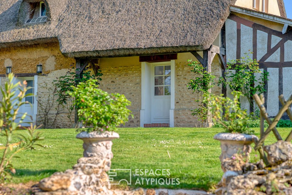 Ensemble de 2 chaumières dans un cadre paisible avec piscine
