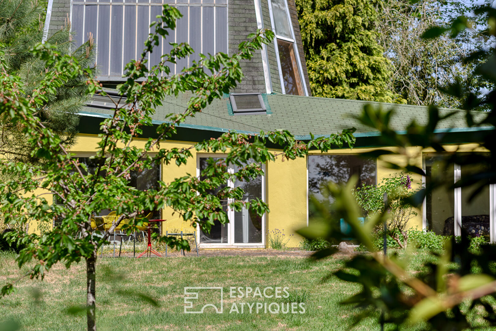 Architect-designed house on the edge of the Champ de Bataille Golf Course