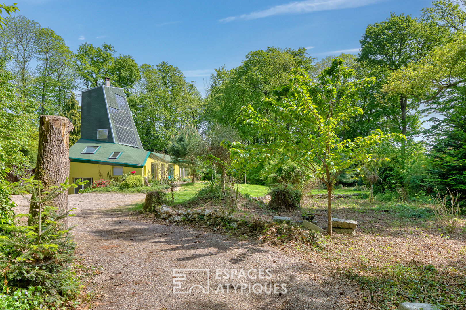 Architect-designed house on the edge of the Champ de Bataille Golf Course