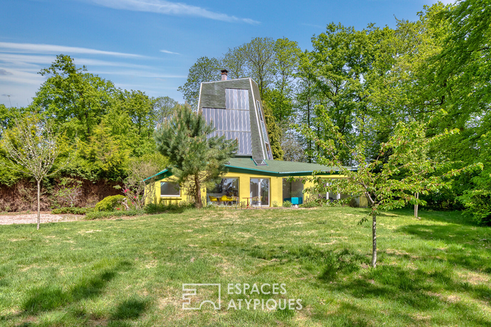 Architect-designed house on the edge of the Champ de Bataille Golf Course