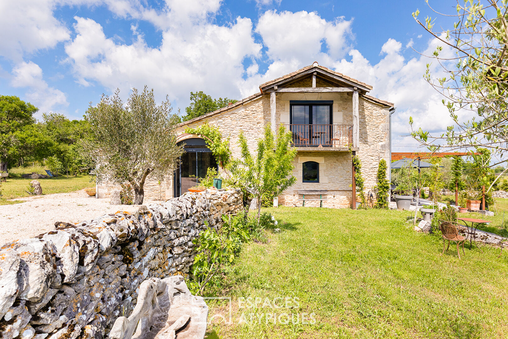 Grange de charme rénovée en loft au coeur du Quercy