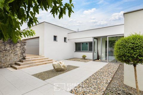 Architect-designed house with panoramic views and high-end amenities