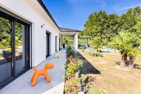 Single-storey house with swimming pool, wood and building plot in the Falguières district