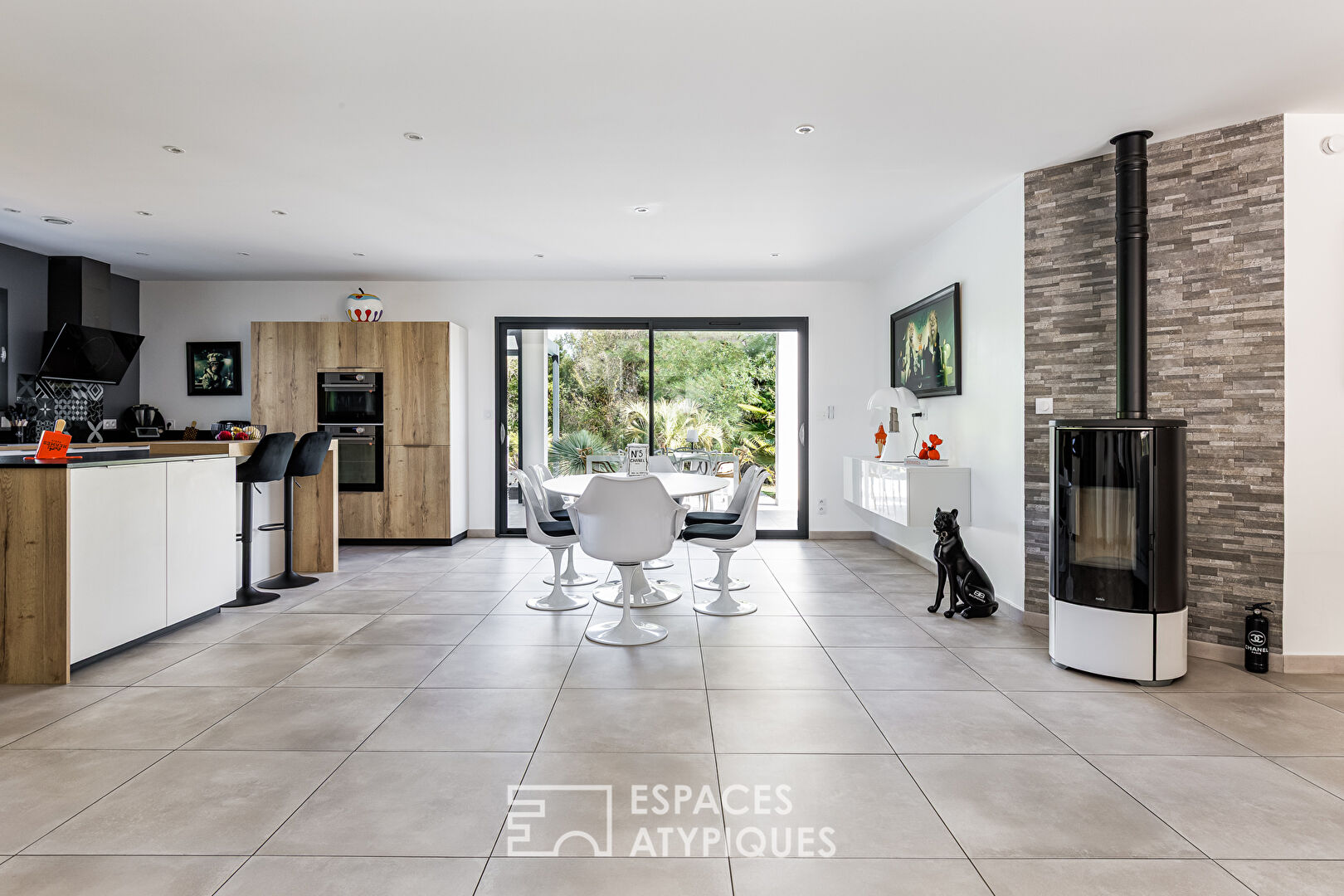 Single-storey house with swimming pool, wood and building plot in the Falguières district
