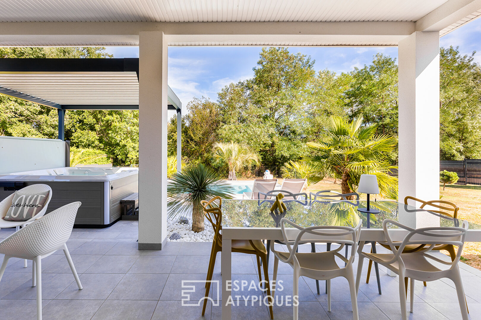 Single-storey house with swimming pool, wood and building plot in the Falguières district