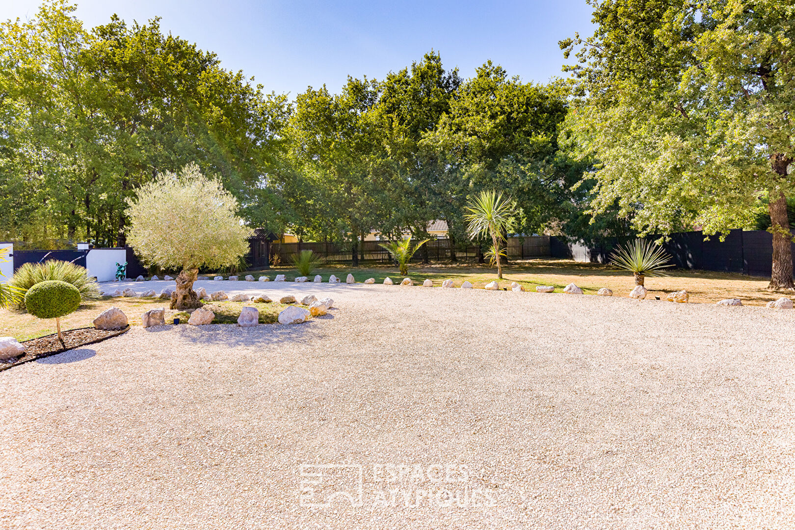 Single-storey house with swimming pool, wood and building plot in the Falguières district