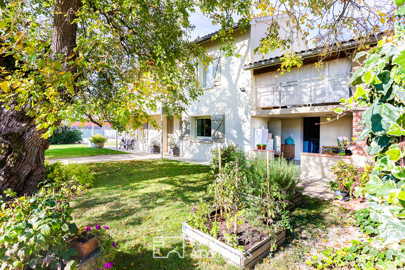 Ferme rénovée avec gîtes et parc arboré à Bas-Pays