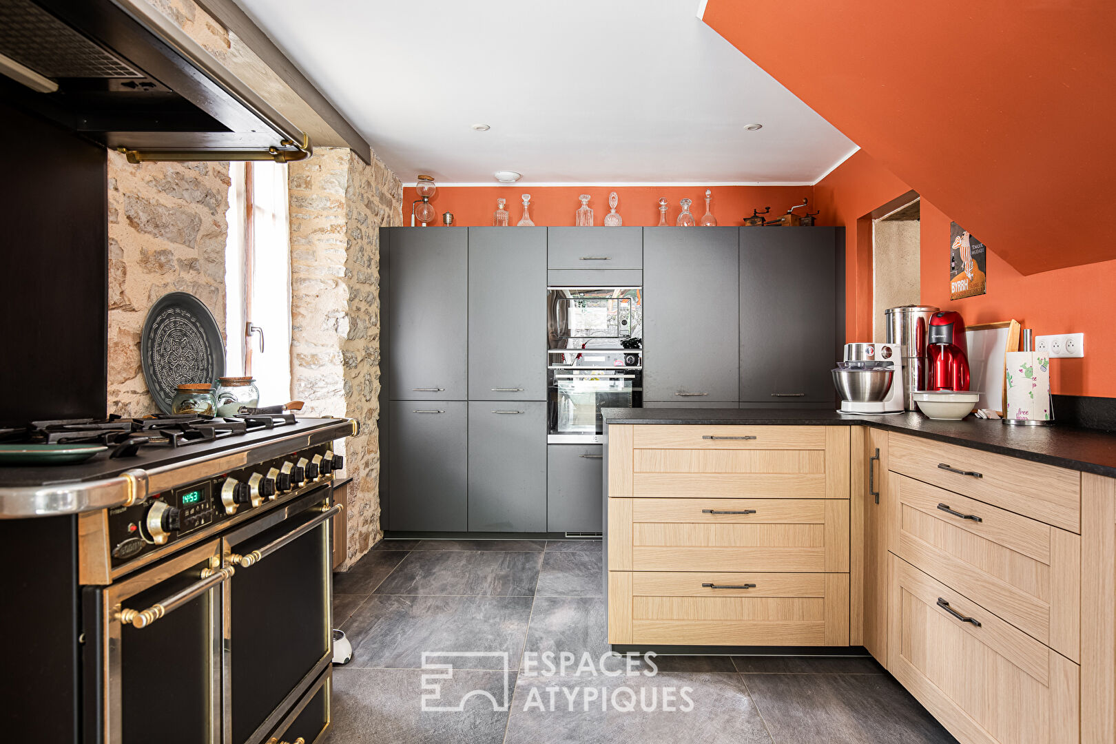 Maison d’hôtes avec jardin au pied d’un des plus « beaux villages de France ».