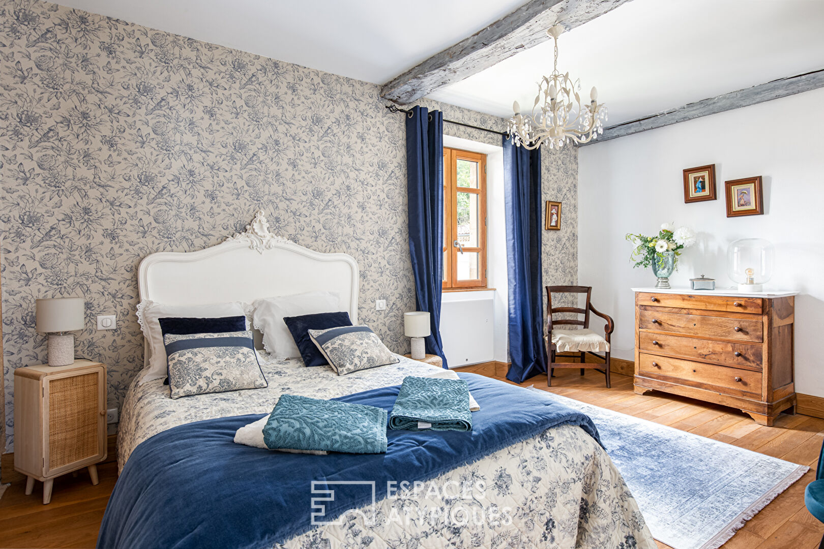 Maison d’hôtes avec jardin au pied d’un des plus « beaux villages de France ».