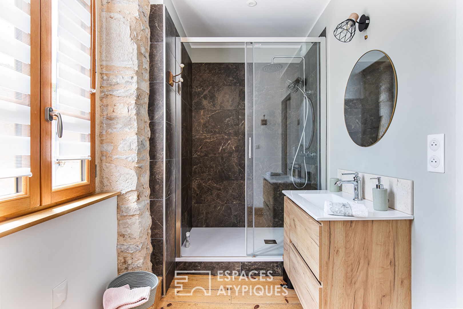 Maison d’hôtes avec jardin au pied d’un des plus « beaux villages de France ».