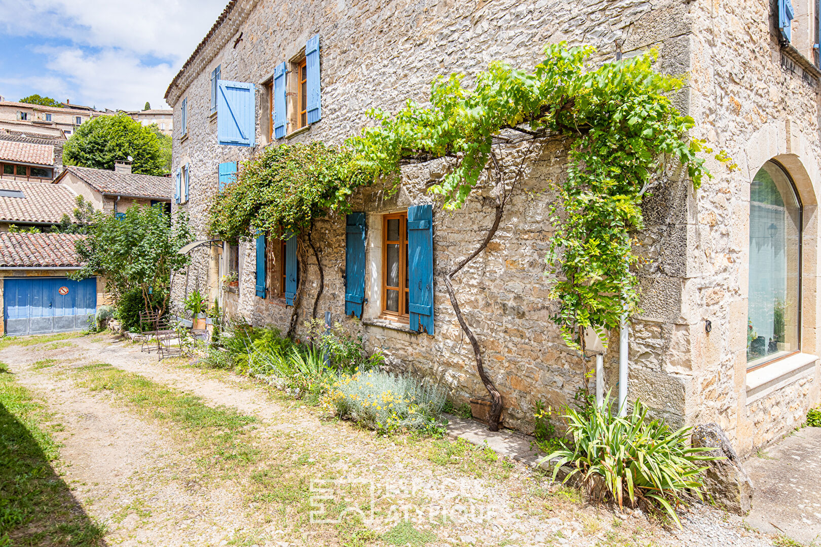 Maison d’hôtes avec jardin au pied d’un des plus « beaux villages de France ».