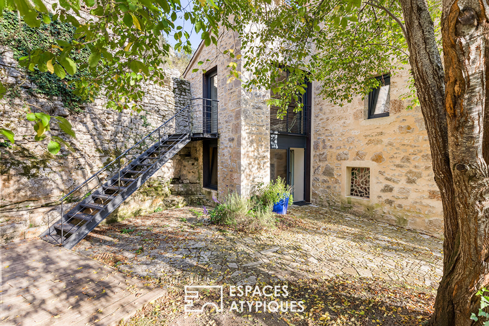 Completely renovated stone house with working guest rooms