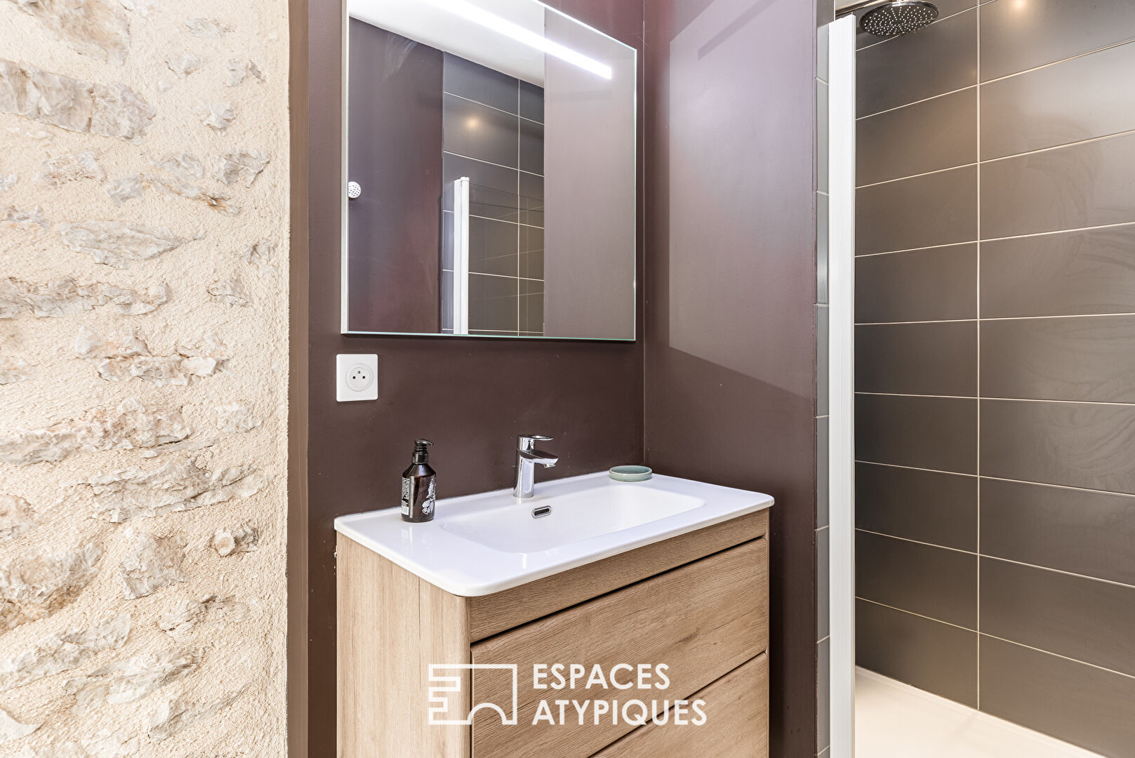 Completely renovated stone house with working guest rooms