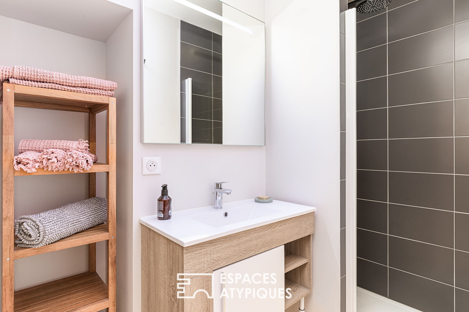 Completely renovated stone house with working guest rooms