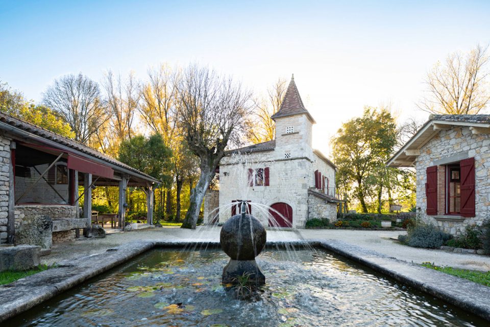 Moulin du XIVéme siècle chargé d'histoire, entre authenticité et confort moderne
