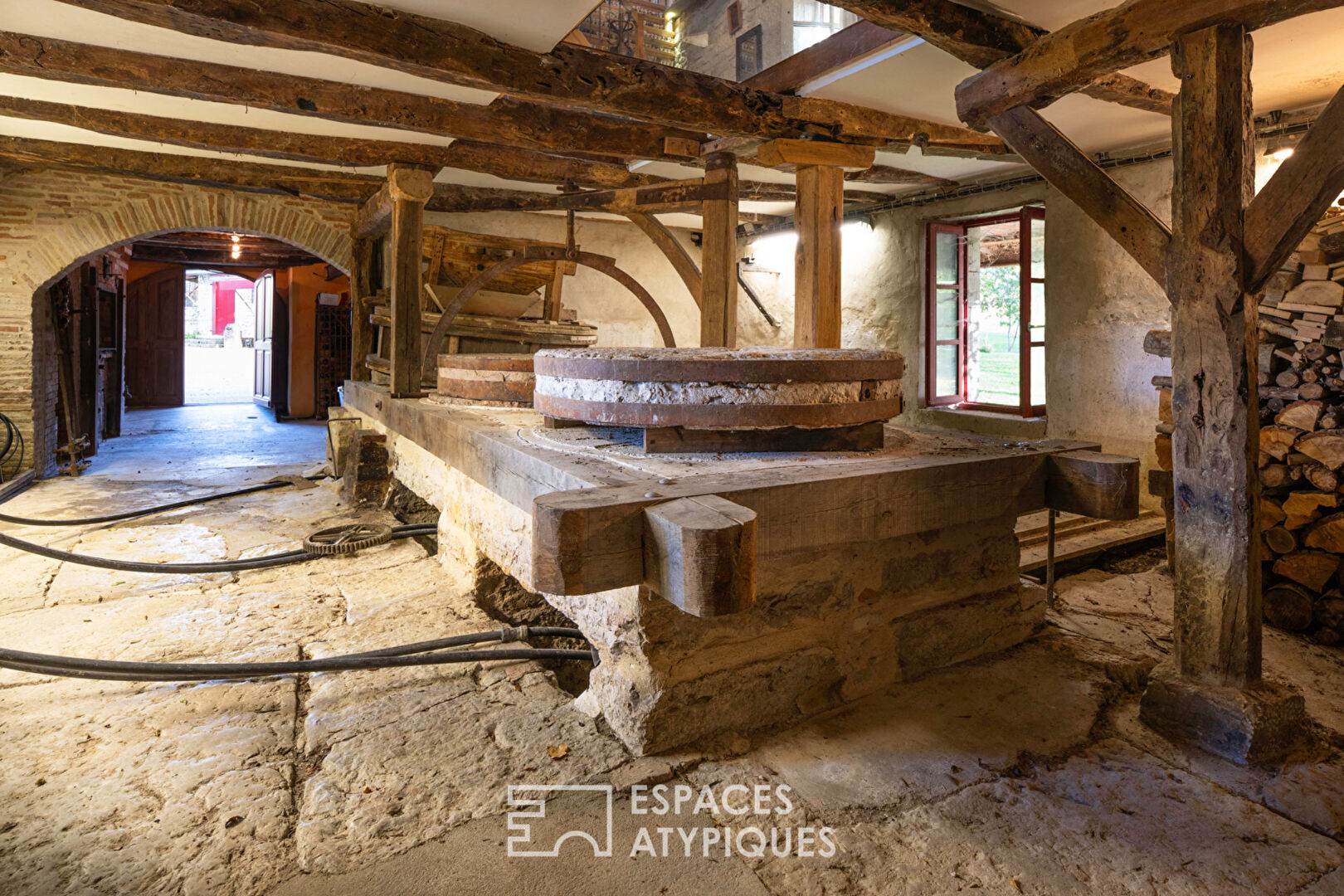 Moulin du XIVéme siècle chargé d&rsquo;histoire, entre authenticité et confort moderne