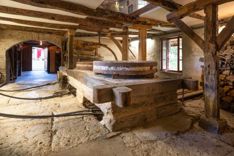 Moulin du XIVéme siècle chargé d’histoire, entre authenticité et confort moderne