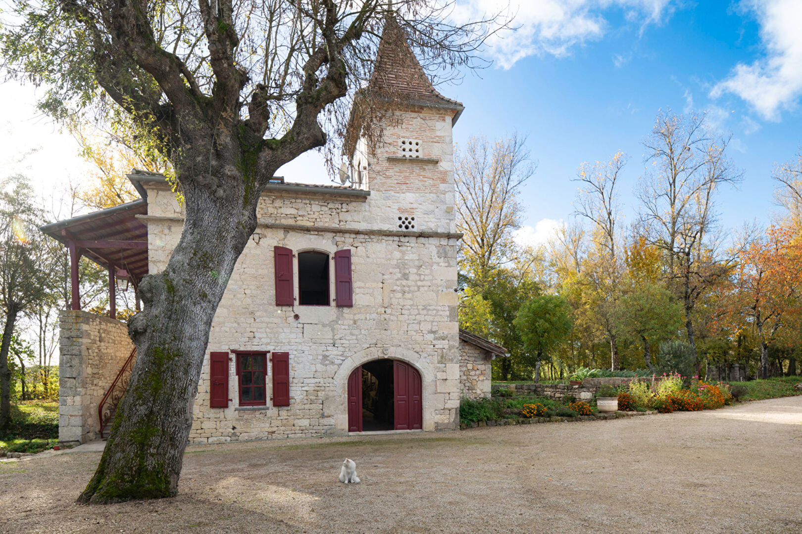 Moulin du XIVéme siècle chargé d’histoire, entre authenticité et confort moderne