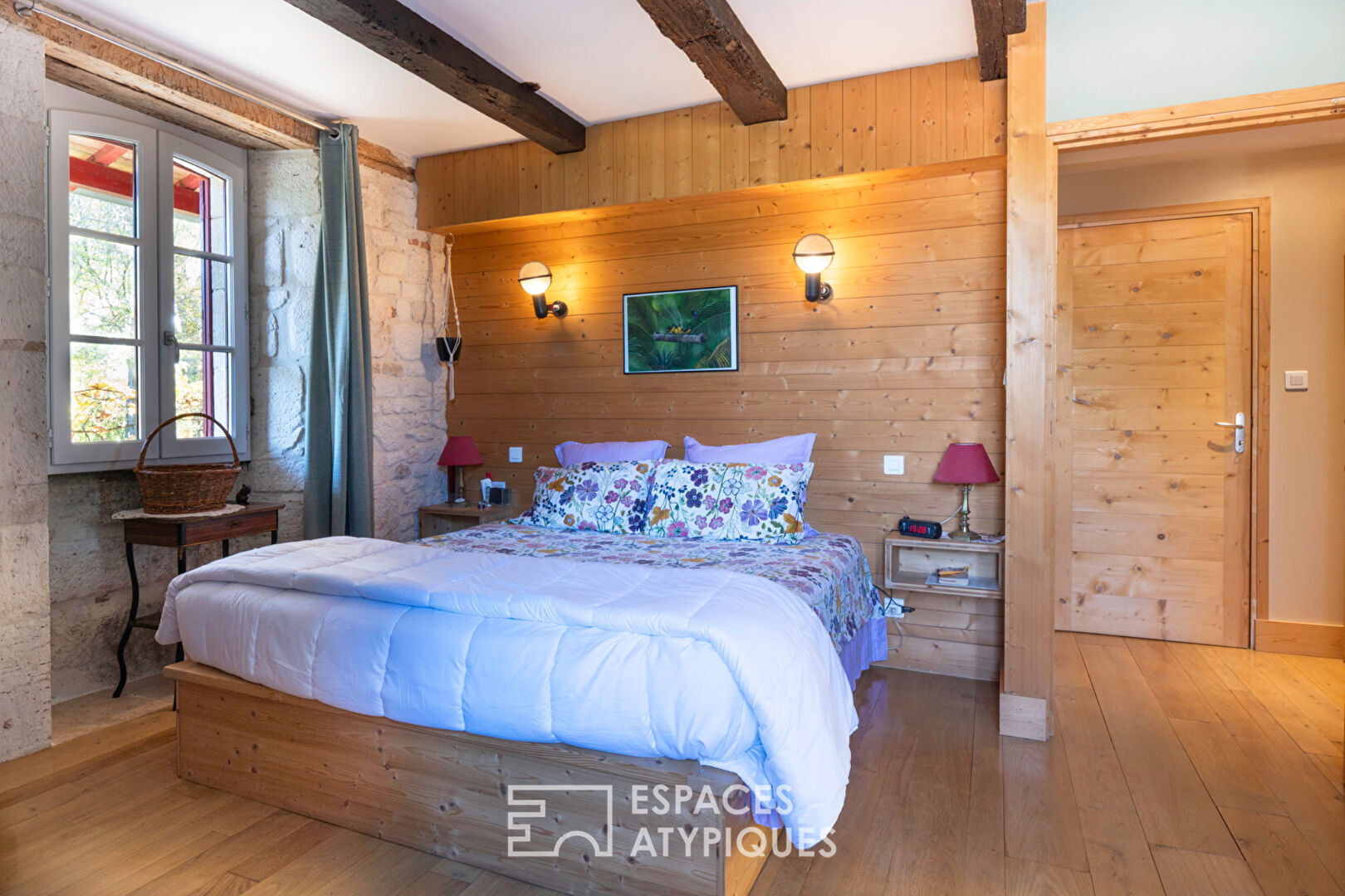 Moulin du XIVéme siècle chargé d&rsquo;histoire, entre authenticité et confort moderne