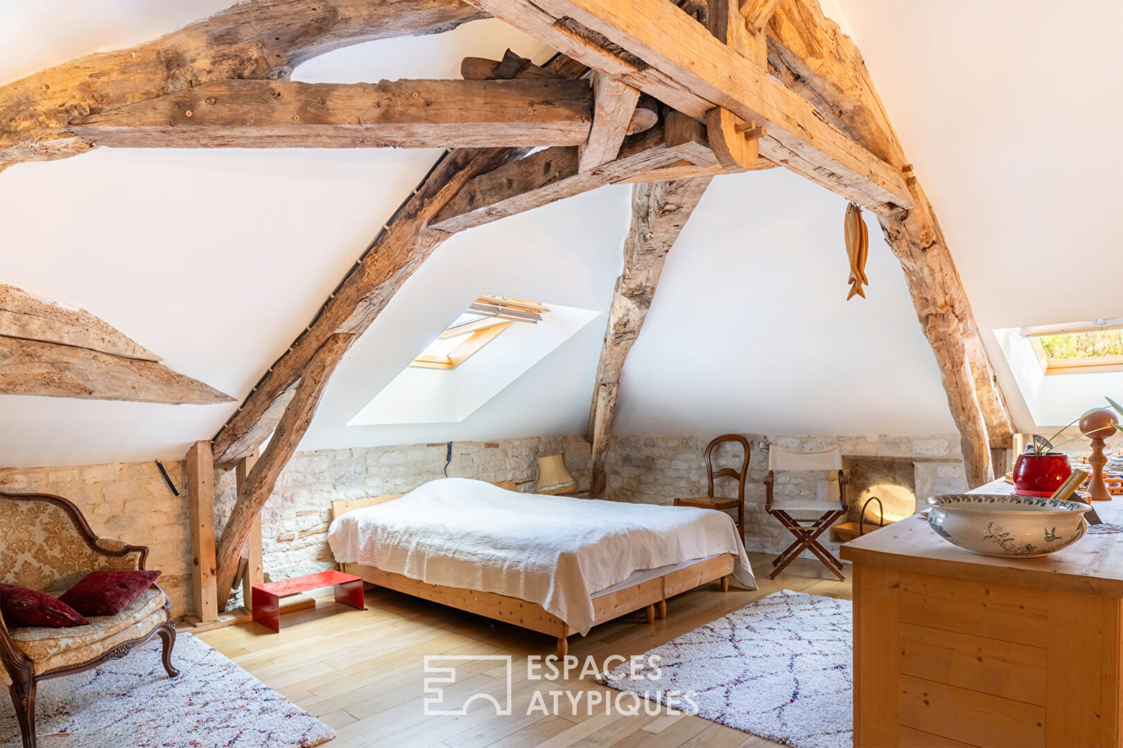 Moulin du XIVéme siècle chargé d&rsquo;histoire, entre authenticité et confort moderne