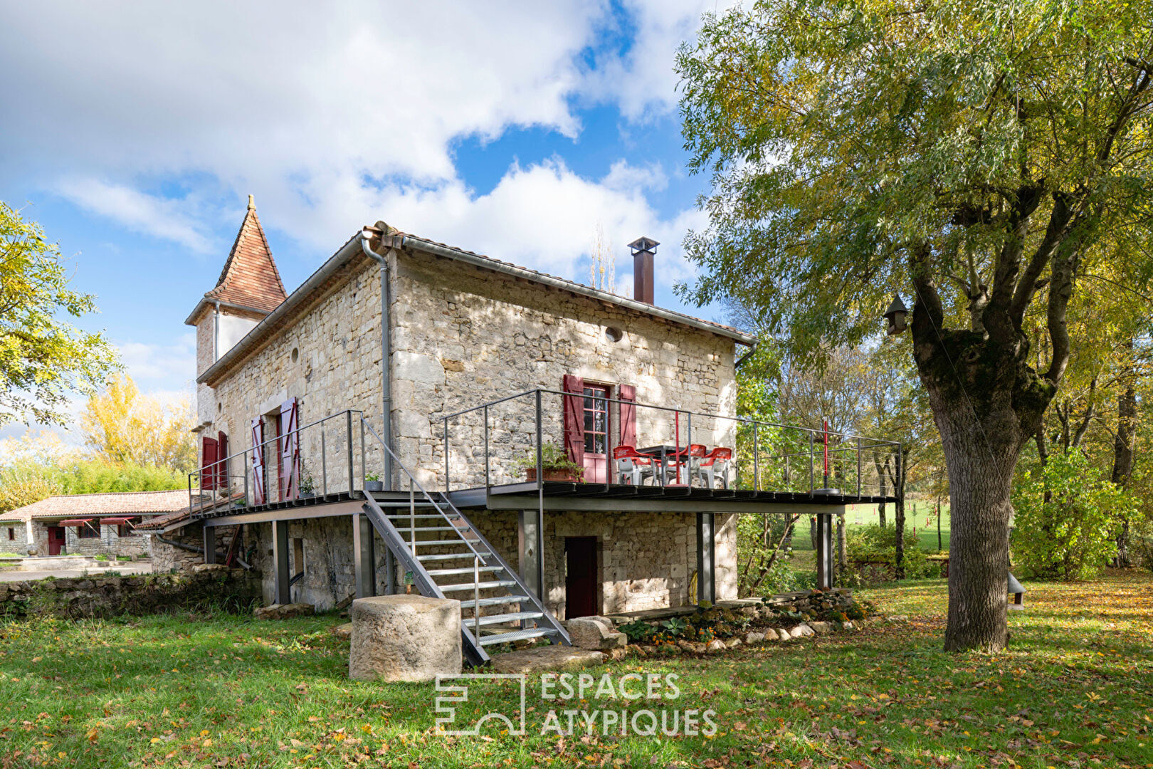 Moulin du XIVéme siècle chargé d&rsquo;histoire, entre authenticité et confort moderne