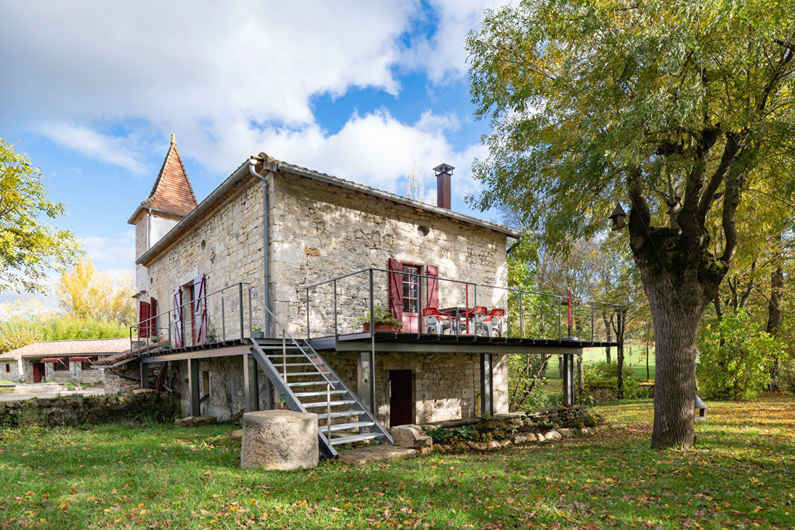Moulin du XIVéme siècle chargé d’histoire, entre authenticité et confort moderne
