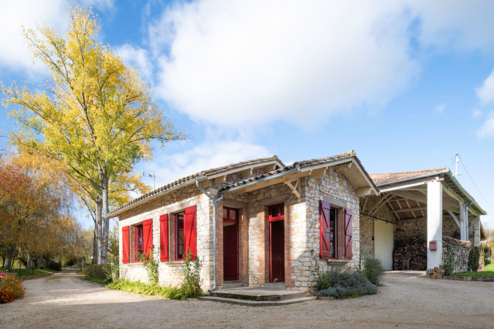 Moulin du XIVéme siècle chargé d’histoire, entre authenticité et confort moderne