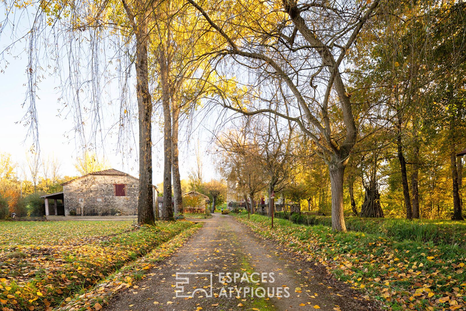 Moulin du XIVéme siècle chargé d&rsquo;histoire, entre authenticité et confort moderne