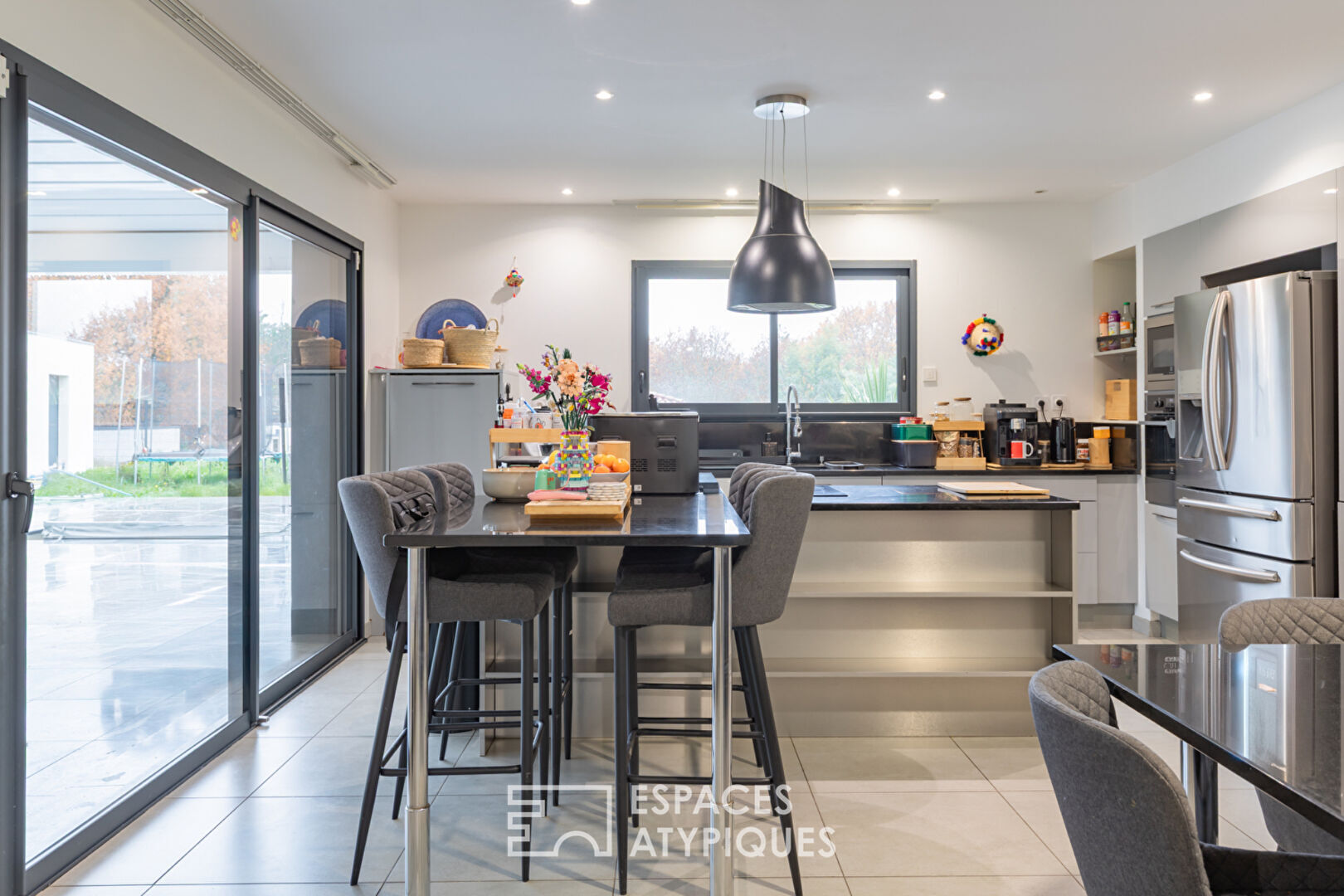 Maison Contemporaine avec Toit-Terrasse et piscine à Montauban