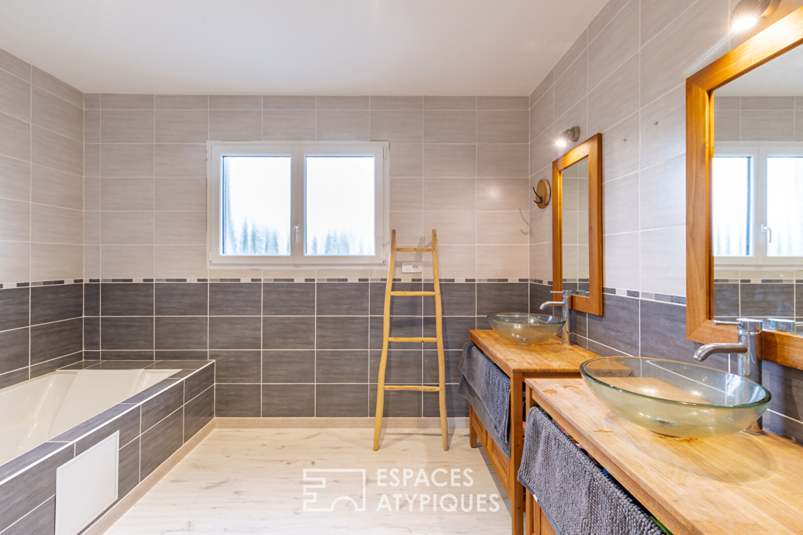 Villa moderniste avec piscine au coeur du Quartier  du Fau