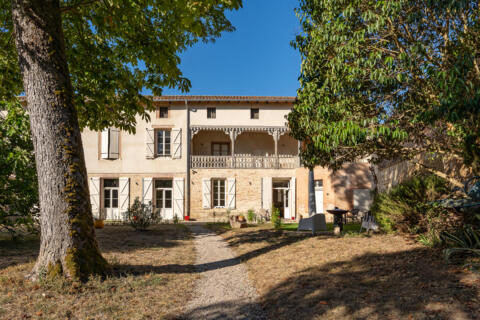Ancien Internat renové avec studio en coeur de Beaumont de Lomagne