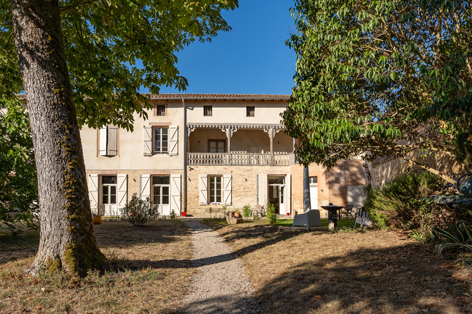 Ancien Internat renové avec studio en coeur de Beaumont de Lomagne