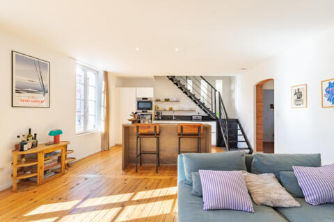 Au coeur du centre historique de Montauban, duplex rénové sous les toits