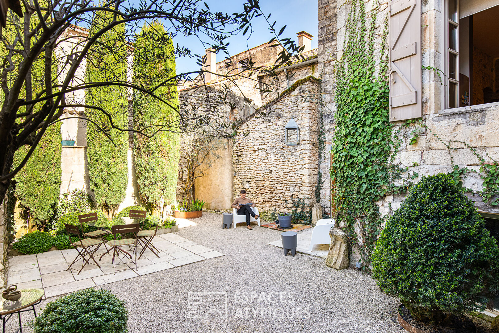 Medieval house combining design and prestige in a cosmopolitan village