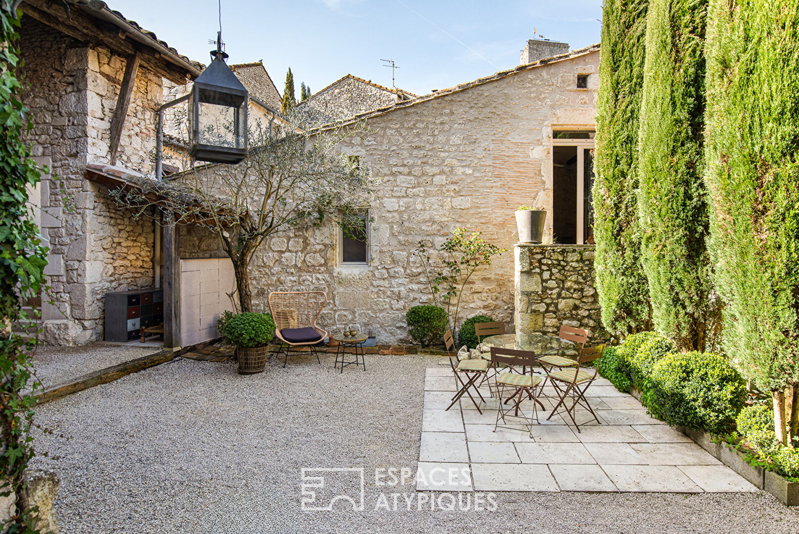 Medieval house combining design and prestige in a cosmopolitan village