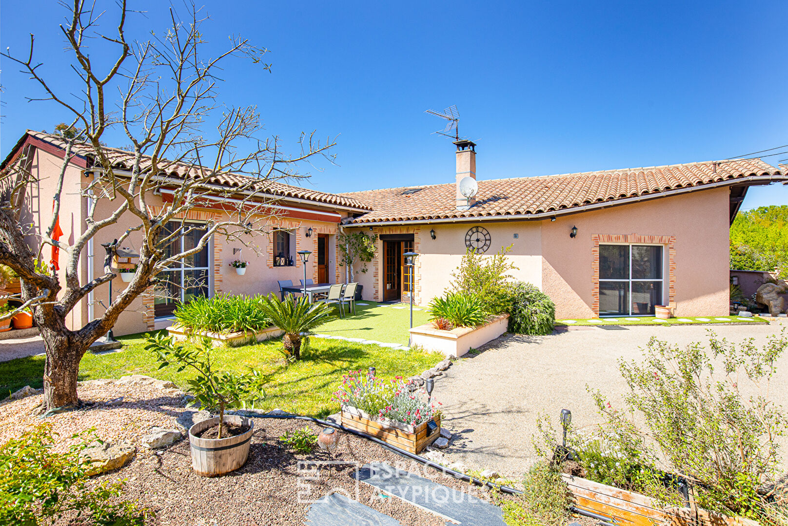 Charming renovated farmhouse with independent gîte