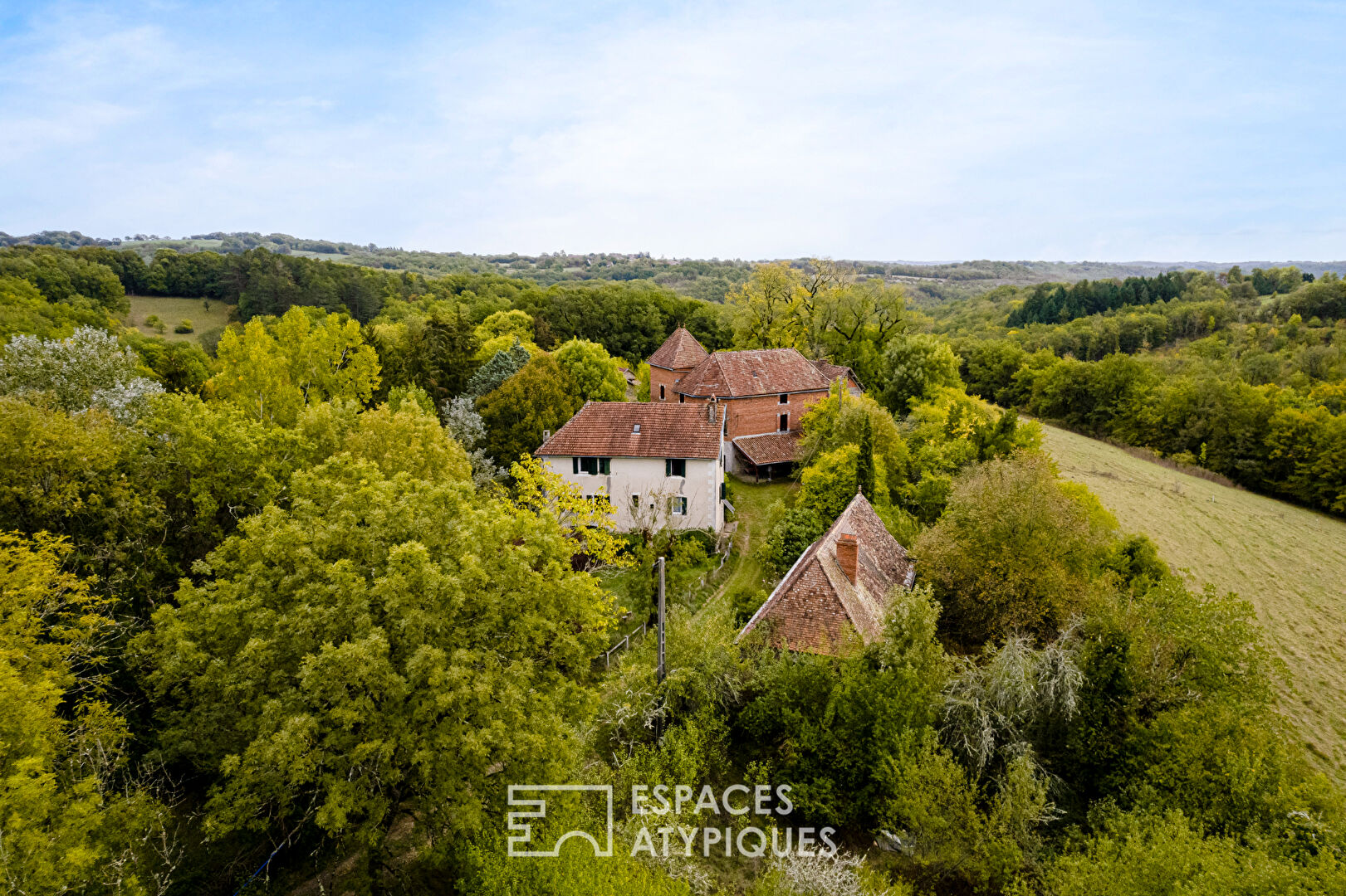 Hameau sur 67ha de Bois et prairies.