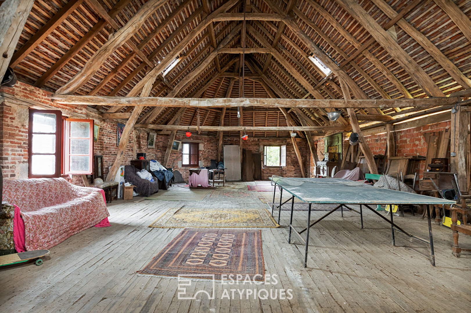 Hameau sur 67ha de Bois et prairies.