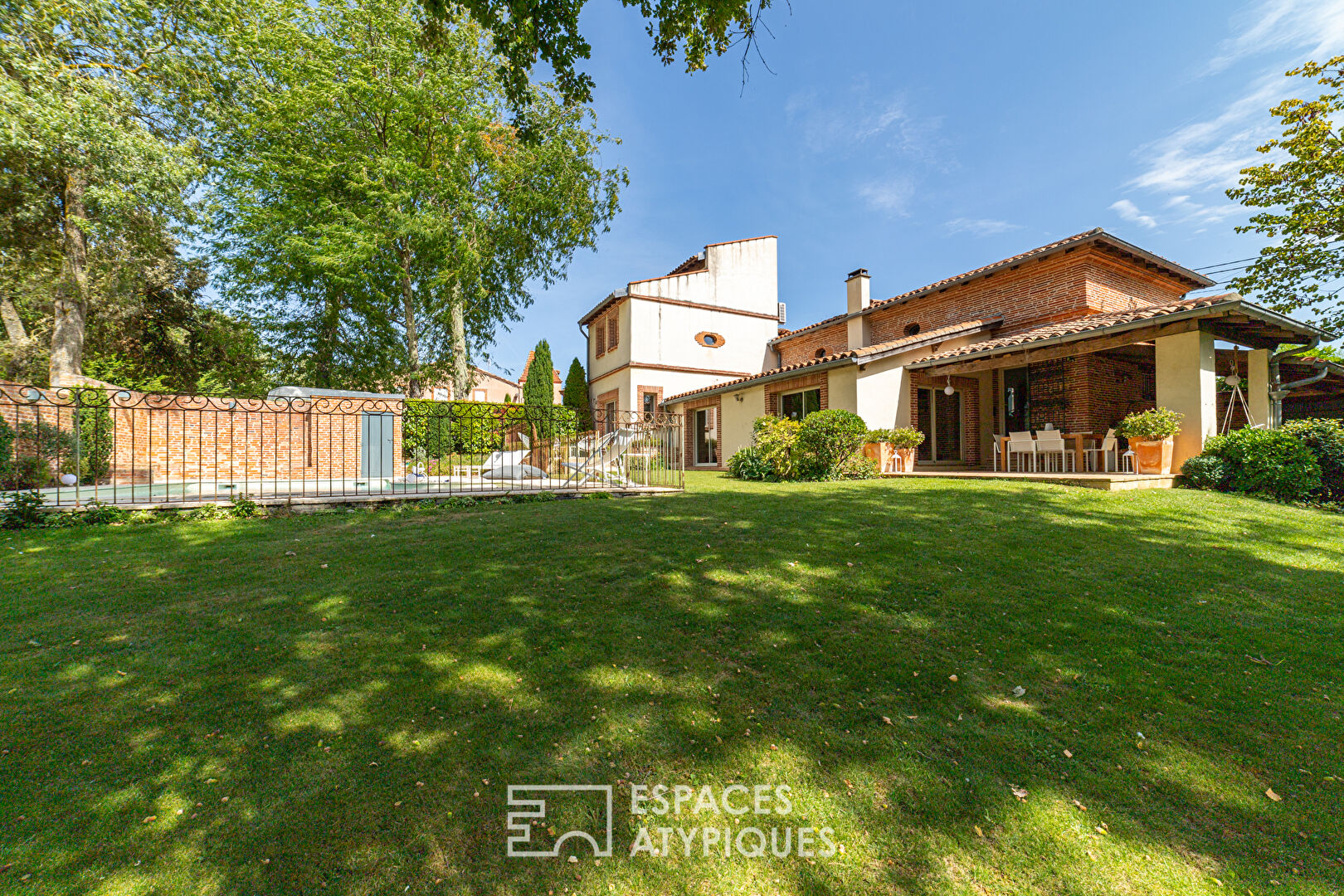 Maison en briques avec extension contemporaine