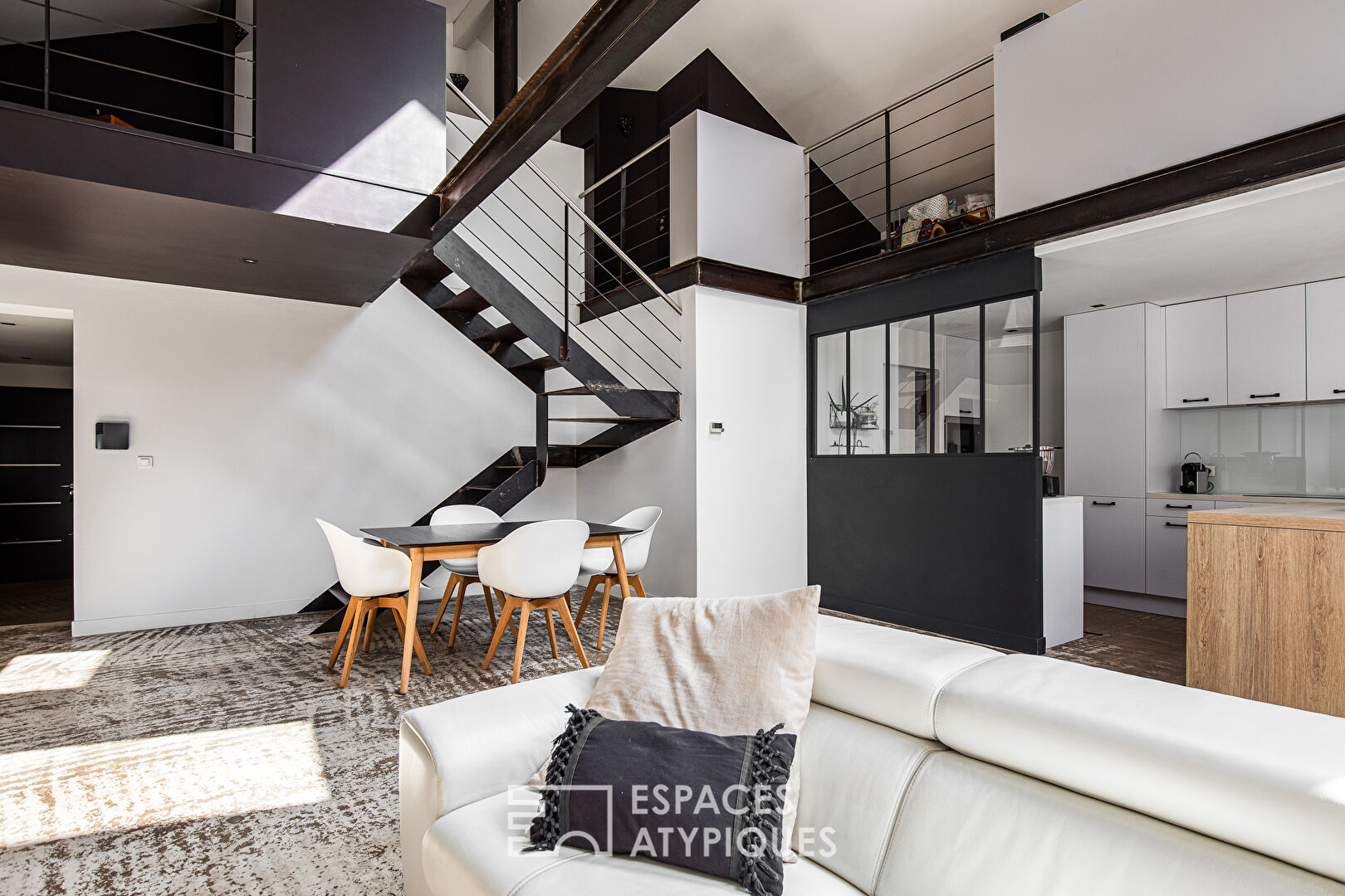Contemporary with swimming pool and garage close to the city center