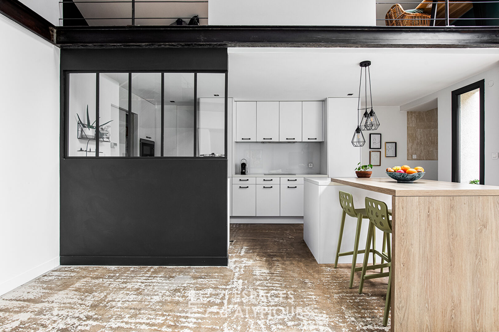 Contemporary with swimming pool and garage close to the city center