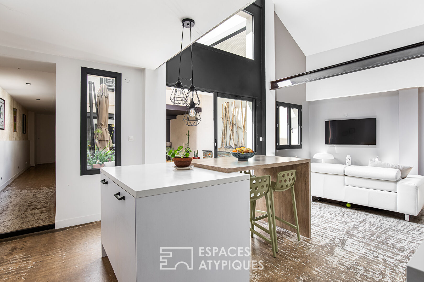 Contemporary with swimming pool and garage close to the city center